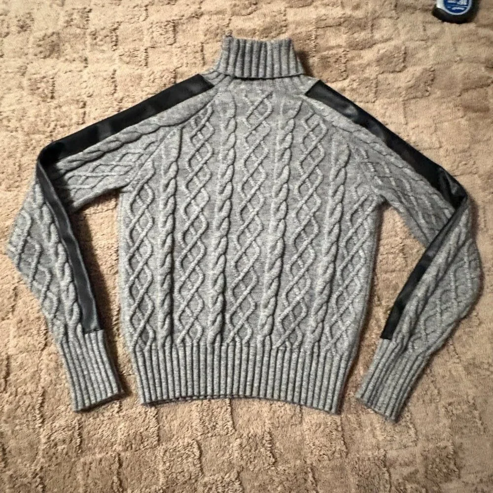 Like New Evereve Turtleneck Harlow Gray Cable Knit Sweater Leather Sleeve Size S - Picture 4 of 10